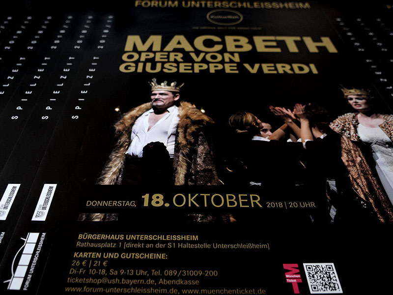 Spielzeitdesign. Sie sehen hier das Erscheinungsbild der Spielzeit 2018/19 mit Macbeth, der Oper von Giuseppe Verdi,